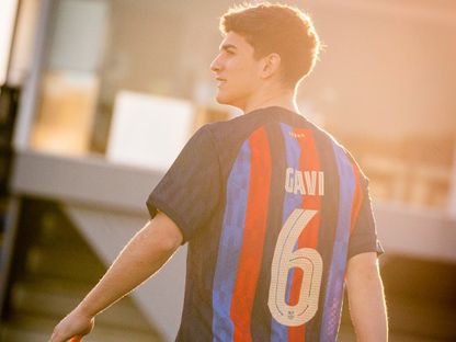 جافي لاعب برشلونة الإسباني يرتدي قميصه الجديد رقم 6 - 31 يناير 2023 - https://www.facebook.com/fcbarcelona/