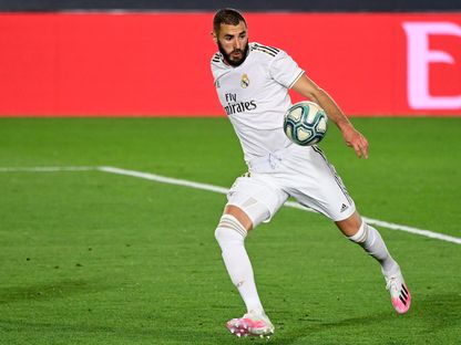 مهاجم ريال مدريد الفرنسي كريم بنزيما قبل تسجيل هدفه الثاني خلال مباراة بين ريال مدريد وفالنسيا  - AFP