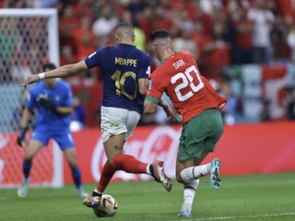 الفرنسي مبابي يراوغ المغربي أشرف داري في مباراة نصف نهائي كأس العالم 2022 - Getty