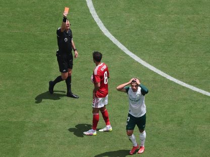 الحكم أنطوني تايلور يُشهر بطاقة حمراء لرافاييل فيغا لاعب بالميراس قبل التراجع عن قراره خلال مواجهة الأهلي بكأس العالم للأندية - 19 يونيو 2025 - Reuters