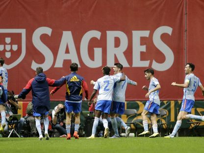 فرحة مهاجم إسبانيا موراتا رفقة زملائه بالهدف القاتل في شباك البرتغال، 27 سبتمبر 2022. - REUTERS