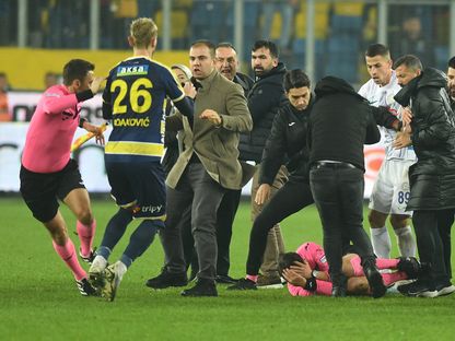 استئناف مباريات الدوري التركي بعد واقعة الاعتداء على حكم