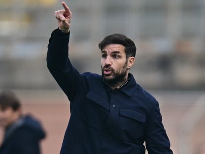 مدرب كومو سيسك فابريغاس خلال مباراة نابولي في الدوري الإيطالي - 23 فبراير 2025 - Reuters