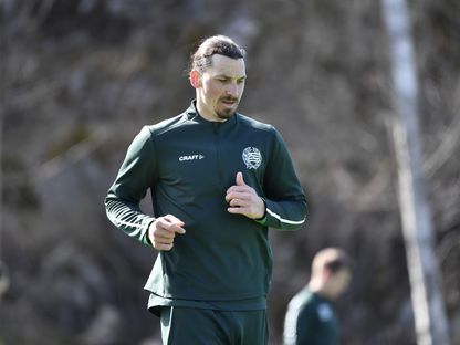 مهاجم ميلان السويدي زلاتان إيبراهيموفيتش يتدرب مع فريق هاماربي في 13 أبريل 2020 في ستوكهولم - AFP