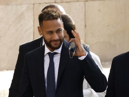 النجم البرازيلي نيمار يصل إلى المحكمة لحضور جلسة محاكمته بتهم الاحتيال والفساد بسبب انتقاله إلى برشلونة من سانتوس في 2013 - 18 أكتوبر 2022 - REUTERS