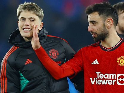 برونو فرنانديز وأليخاندرو غارناتشو بعد مباراة بين مانشستر يونايتد وإيفرتون – 26 نوفمبر 2023 - Reuters 