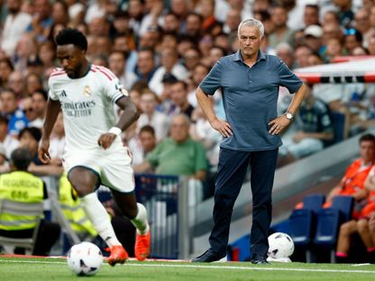 جوزيه مورينيو مدرب ريال مدريد يراقب فينيسيوس خلال لقاء ملقة - 30 أغسطس 2026 - Reuters