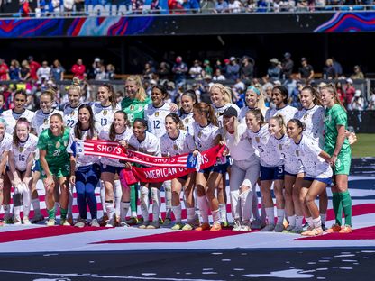 صورة احتفالية للمنتخب الأميركي لكرة القدم للسيدات بعد الفوز على ويلز - 9 يوليو 2023 - reuters