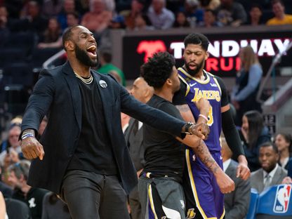 لاعب فريق "لوس أنجليس لايكرز" ليبرون جايمس يحتفل بفوز فريقه على "غولدن ستايت ووريرز" ضمن منافسات الدوري الأميركي للمحترفين - USA TODAY Sports