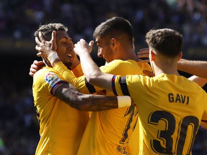 احتفال لاعبي برشلونة بهدف فيران توريس في شباك أتلتيكو مدريد ضمن الدوري الإسباني - 23 أبريل 2023 - reuters
