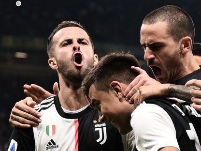  ميراليم بيانيتش (يسار) خلال احتفاله بهدف مع بونوتشي وديبالا - AFP