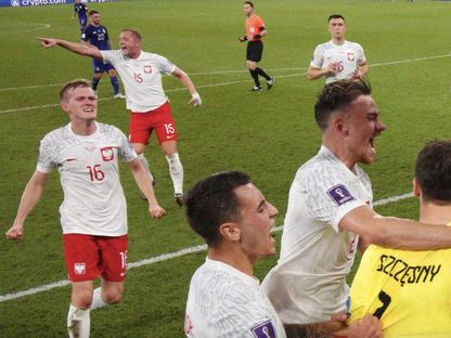لاعبو بولندا يحتفلون مع تشيزني بعد تصديه لركلة جزاء من ليونيل ميسي في مونديال 2022 - Getty