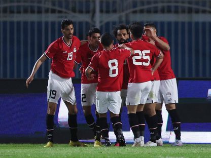 لاعبو مصر يحتفلون بعد تسجيل محمد صلاح الهدف الأول في مرمى مالاوي في تصفيات كأس أمم إفريقيا - 24 مارس 2023 - reuters