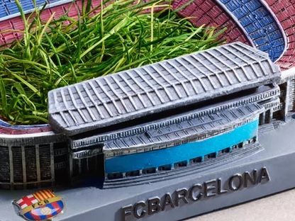 مجسم صغير لملعب سبوتيفاي كامب نو وفي داخله عشب الملعب - fcbarcelona.com