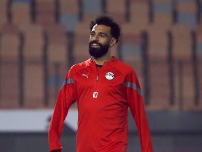 محمد صلاح خلال الإحماء قبل مباراة مصر وتنزانيا الودية - 7 يناير 2024 - reuters