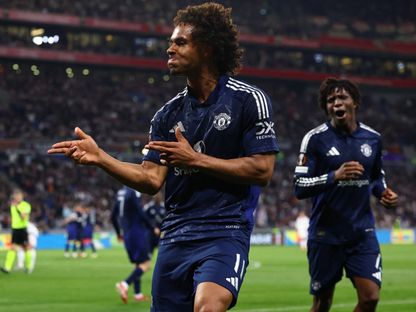 جوشوا زيركزي لاعب مانشستر يونايتد يحتفل بتسجيل هدف في مرمى ليون بربع نهائي الدوري الأوروبي - 10 أبريل 2025 - Reuters
