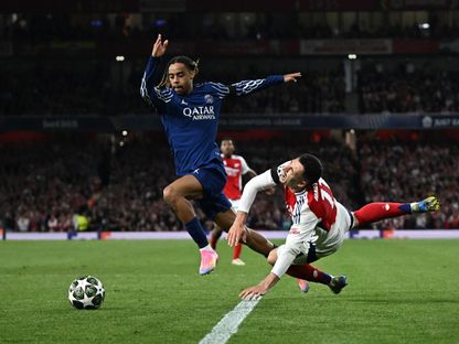 برادلي باركولا (يسار الصورة) لاعب باريس سان جيرمان في صراع على الكرة مع غابرييل مارتينيلي لاعب أرسنال في مباراة الفريقين بدوري أبطال أوروبا - 29 أبريل 2025 - Reuters