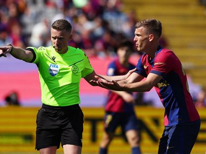 الحكم أليخاندرو هيرنانديز هيرنانديز خلال مباراة برشلونة وريال مدريد بالدوري الإسباني - 11 مايو 2025 - Reuters