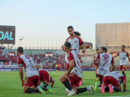 لاعبو الأهلي يحتفلون بتسجيل هدف في مرمى الداخلية خلال مباراة الفريقين ضمن مؤجلات الأسبوع الثاني عشر من الدوري المصري - 21 يونيو 2024 - AWB