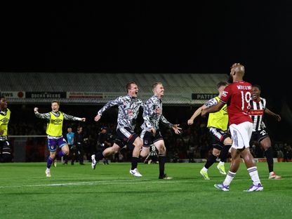 احتفال لاعبي غريمسبي تاون بالتأهل على حساب مانشستر يونايتد في كأس الرابطة الإنجليزية - 27 أغسطس 2025 - Reuters