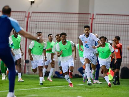 احتفال مراد باتنا لاعب الفتح بتسجيل هدف في مرمى ضمك بالدوري السعودي - 22 مايو 2025 - X/@SPL
