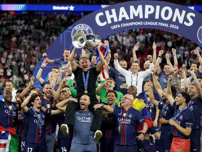 مدرب باريس سان جيرمان لويس إنريكي يرفع كأس دوري أبطال أوروبا بعد الفوز على أرسنال في النهائي - 30 مايو 2026 - REUTERS