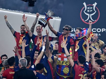 لاعبو برشلونة يرفعون الكأس احتفالاً بالفوز بكأس السوبر الإسباني على حساب ريال مدريد في جدة - ١٢ يناير ٢٠٢٥ - Reuters