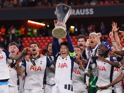 سون هيونغ مين يرفع كأس الدوري الأوروبي بعد فوز توتنهام على مانشستر يونايتد في النهائي - 21 مايو 2025 - Reuters