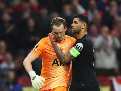 كريستيان روميرو يواسي الحارس أنطونين كينسكي أثناء استبداله بعد 17 دقيقة في لقاء أتلتيكو مدريد وتوتنهام بدوري أبطال أوروبا - 10 مارس 2026 - Reuters