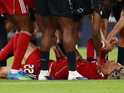 هوغو إيكيتيكي لاعب ليفربول يتألم بعد تعرضه للإصابة خلال مباراة باريس سان جيرمان في إياب ربع نهائي دوري أبطال أوروبا - 14 أبريل 2026 - Reuters