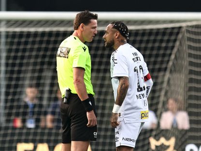 نيمار يجادل الحكم رامون أباتي خلال مباراة بين سانتوس وفاسكو دا غاما بالدوري البرازيلي – 17 أغسطس 2025 - Reuters