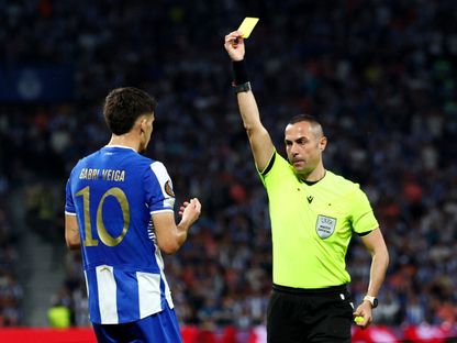 حكم مواجهة غلطة سراي في دوري الأبطال يعيد ذكريات سيئة لبرشلونة