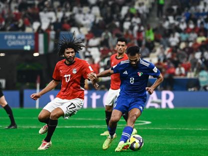 محمد النني لاعب مصر في صراع على الكرة مع أحمد الظفيري لاعب الكويت خلال مواجهة المنتخبين في كأس العرب - 2 ديسمبر 2025 - X/@EFA