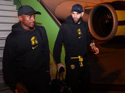 كريم بنزيما وموسى ديابي خلال رحلة الاتحاد لمواجهة ضمك بالدوري السعودي - 12 يناير 2025 - X@ittihad