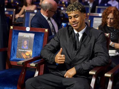 لامين يامال نجم برشلونة أثناء حضور حفل "غلوب سوكر" في دبي - 28 ديسمبر 2025 - x@Globe_Soccer