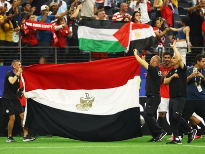 حسام حسن مدرب مصر وإبراهيم حسن مدير المنتخب يحتفلان بالفوز على أستراليا - 3 يوليو 2026 - Reuters
