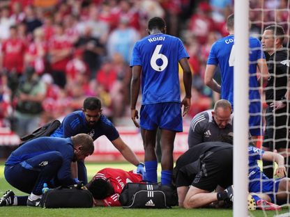 لاعب نوتنغهام فورست تايو أونيي يتلقى الرعاية الطبية بعد تعرضه لإصابة ضد ليستر سيتي في الدوري الإنجليزي الممتاز - 11 مايو 2025 - Reuters