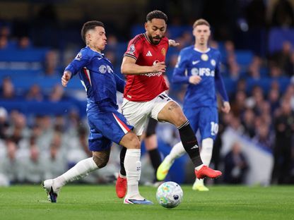 إنزو فرنانديز وماتيوس كونيا خلال مباراة تشيلسي ومانشستر يونايتد بالدوري الإنجليزي الممتاز - 18 أبريل 2026 - Reuters