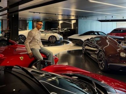 النجم البرتغالي كريستيانو رونالدو داخل مرآبه الخاص - IG/@cristiano