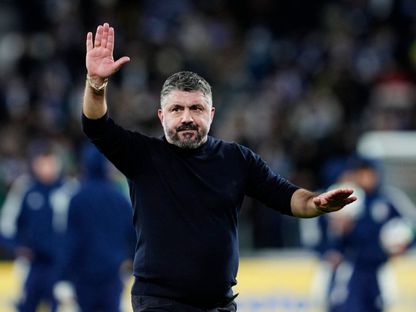 جينارو غاتوزو مدرب منتخب إيطاليا يوجه التحية للجمهور بعد الفوز على أيرلندا الشمالية في ملحق كأس العالم - 26 مارس 2026 - Reuters