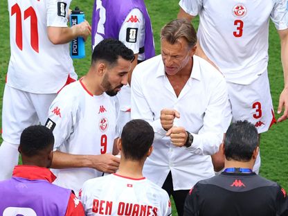 هيرفي رينارد مدرب تونس يوجه النصائح للمهاجم حازم المستوري خلال مواجهة هولندا بكأس العالم - 26 يونيو 2026 - Reuters