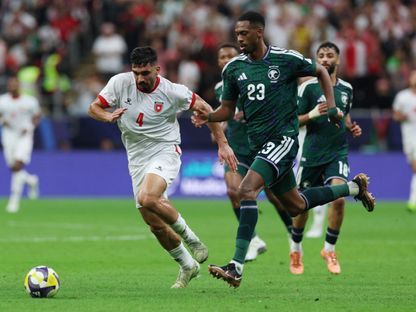 محمد كنو وحسام أبو ذهب في صراع على الكرة من مباراة السعودية والأردن بنصف نهائي كأس العرب - 15 ديسمبر 2025 - Reuters