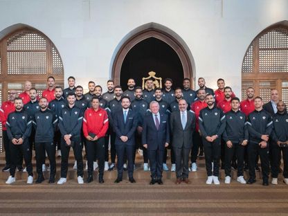 ملك الأردن عبد الله الثاني لدى استقباله منتخب "النشامى" بعد إنجازه في كأس آسيا - 25 مارس 2024 - X/JordanFA