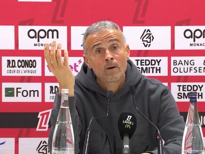 لويس إنريكي منزعج من التحكيم بعد مباراة باريس سان جيرمان وموناكو في الدوري الفرنسي - 29 نوفمبر 2025 - RMC/x