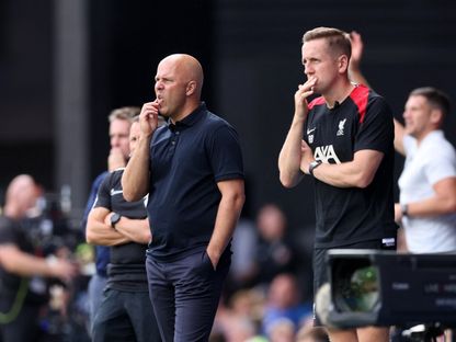 آرني سلوت مدرب ليفربول (يسار) والمساعد آرون بريغز أمام إبسوتش تاون - 17 أغسطس 2024 - Reuters