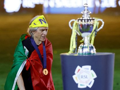 جورجي جيسوس مدرب النصر يمر بجانب كأس دوري روشن السعودي بعد التتويج باللقب - 21 مايو 2026 - Reuters