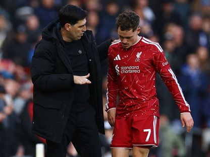 فلوريان فيرتز لاعب ليفربول خلال خروجه مُصاباً أمام برايتون في الدوري الإنجليزي الممتاز - 25 أكتوبر 2026 - REUTERS