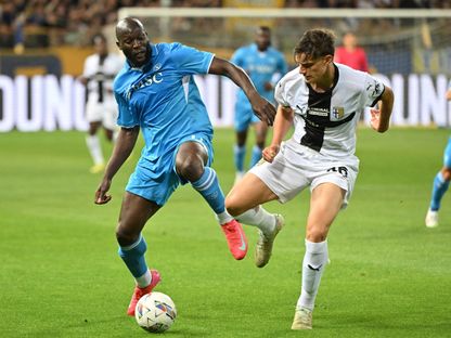 مدافع بارما الشاب جيوفاني ليوني في صراع على الكرة مع روميلو لوكاكو مهاجم نابولي في الدوري الإيطالي لكرة القدم - 19 مايو 2025 - REUTERS