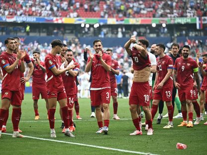 لاعبو صربيا يقومون بتحية جمهورهم بعد التعادل أمام سلوفينيا في يورو 2024 - 20 يونيو 2024 - AFP