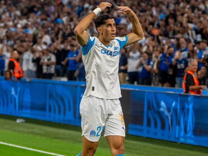 المغربي نايف أكرد مدافع أولمبيك مارسيليا يحتفل بهدفه في مرمى باريس سان جيرمان في الدوري الفرنسي - 22 ستمبر 2025 - X/@OM_Officiel